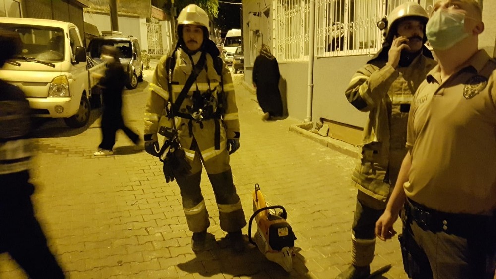 Bursa’da intihar edeceğini söyledi polis ve itfaiye alarma geçip kapıyı kırdı