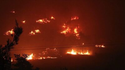 Orman yangını nedeniyle boşaltılan site yandı