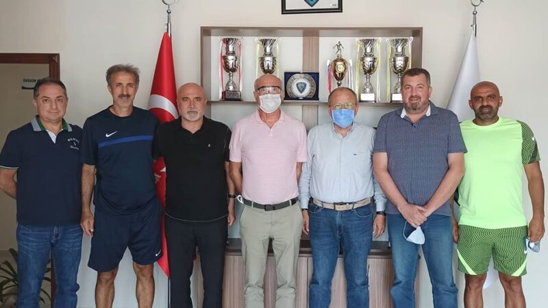 Bursa ekibine sürpriz ziyaretçi… Tesislere hayran kaldı… Karacabey Belediyespor'u yönetimini ziyaret eden Teknik Direktör Hikmet Karaman, Bursa