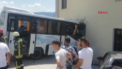 Jandarma personelini taşıyan midibüs kaza yaptı: Yaralılar var