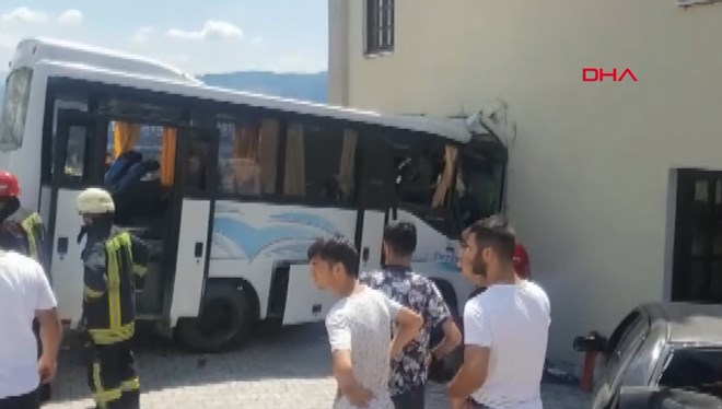 Jandarma personelini taşıyan midibüs kaza yaptı: Yaralılar var