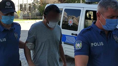 Cinsel organını gösterdiği kadının kocası meydan dayağı attı