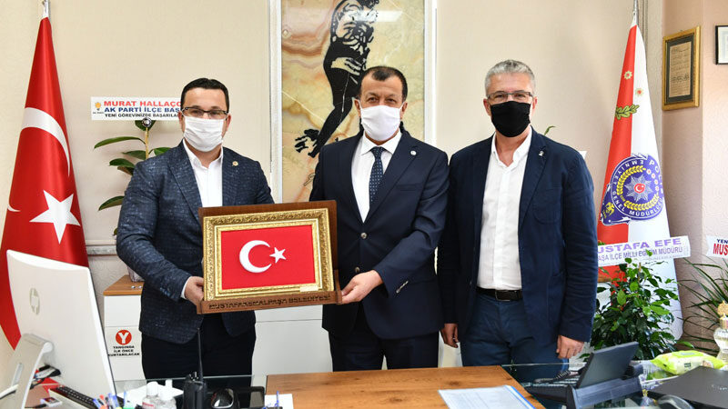 Başkan Kanar’dan yeni atanan Erçetin ve Güner’e hayırlı olsun ziyareti Mustafakemalpaşa Belediye Başkanı Mehmet Kanar, yeni Emniyet Müdürü Ramiz Erçetin