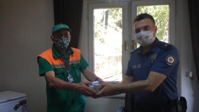 İnsanlık ölmemiş…Temizlik işçisi, çöpte bulduğu yüklü parayı polise teslim etti