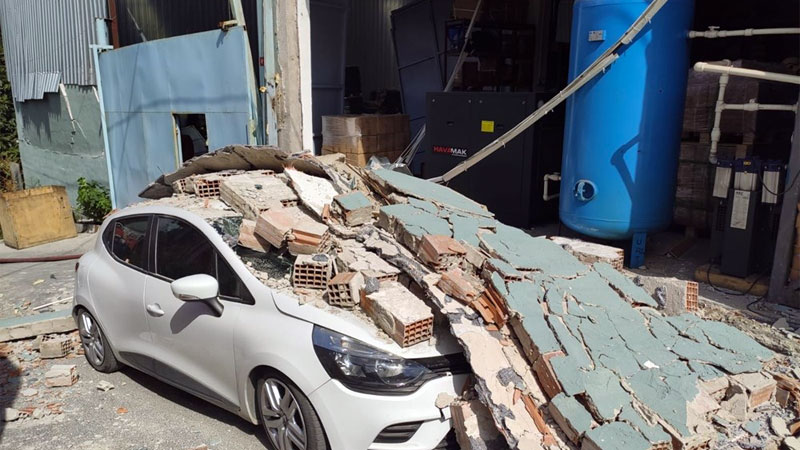 Fabrikada patlama: 1’i ağır 3 yaralı