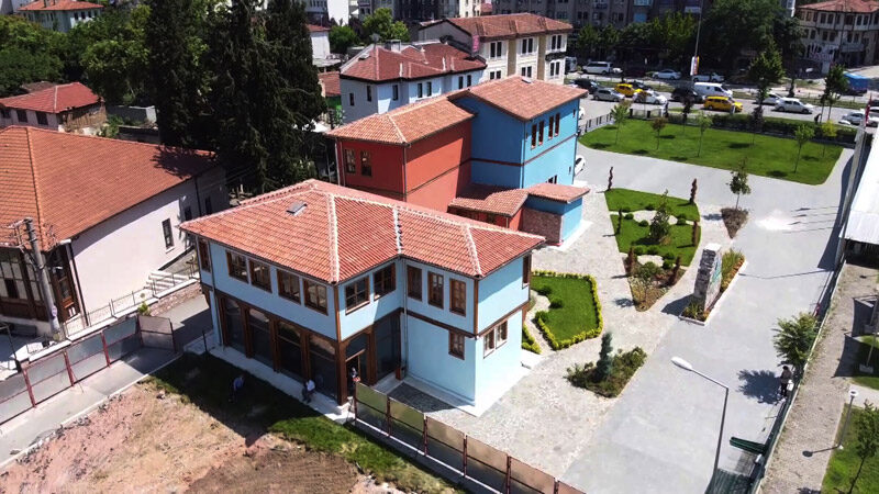 Tarihi mirasın korunmasına yönelik gerçekleştirdiği çalışmalarla eski Bursa’yı ortaya çıkaran