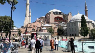 Ayasofya-i Kebir Cami-i Şerifi’ne ziyaretçi yoğunluğu sürüyor