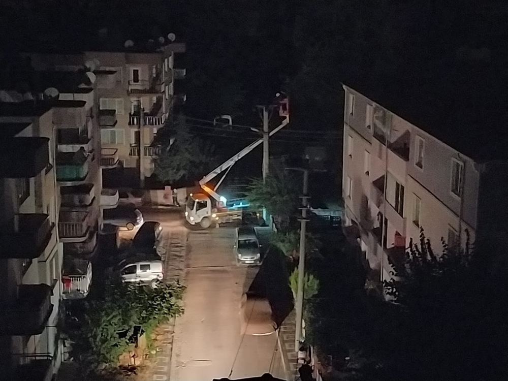 Bursa’da trafo bomba gibi patladı, vatandaşlar yataklarından fırladı Bursa’da trafo bomba gibi patladı, vatandaşlar yataklarından fırladı