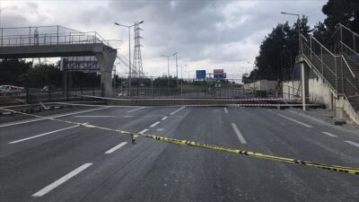 Üstgeçit çöktü! Yol kapandı