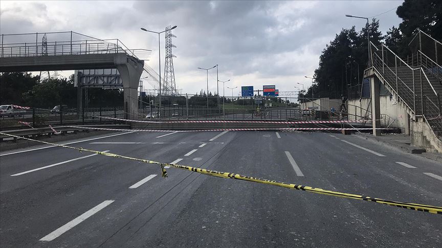 Üstgeçit çöktü! Yol kapandı