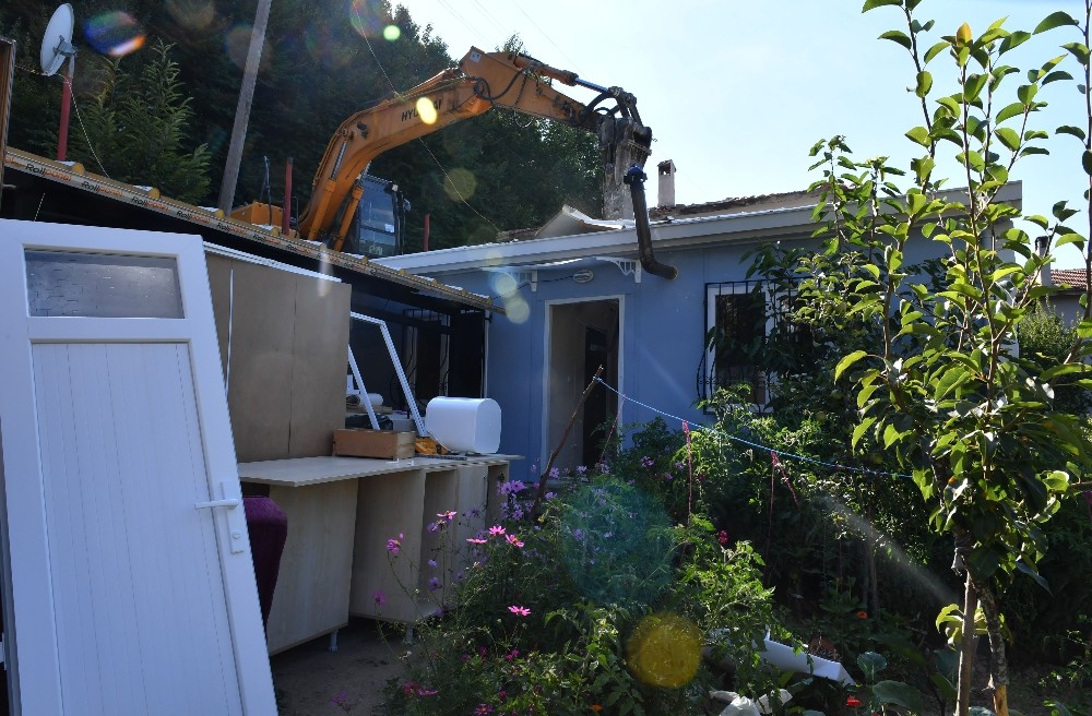 Virüs döneminin kaçak yapıları yıkılıyor Virüs döneminin kaçak yapıları yıkılıyor