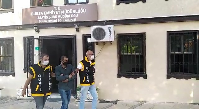 Bursa Polisi devreye girdi! Parkta yakalandı