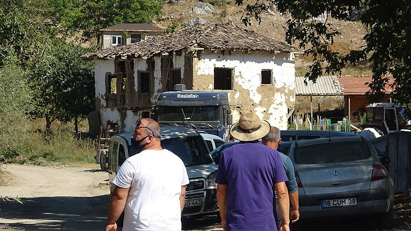 ‘Entel köy Efe köye karşı’ filmi Bursa’da gerçek oldu Bursa’da şehirden köye göç edenler ile köylülerin arasında geçenler, "Entel