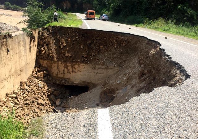 Sel her yeri vurdu geçti! Yollarda hasar büyük… Giresun'da önceki akşam yağan sağanak yağışın ardından meydana gelen sel