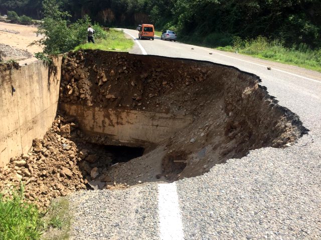 Sel her yeri vurdu geçti! Yollarda hasar büyük… Sel her yeri vurdu geçti! Yollarda hasar büyük…