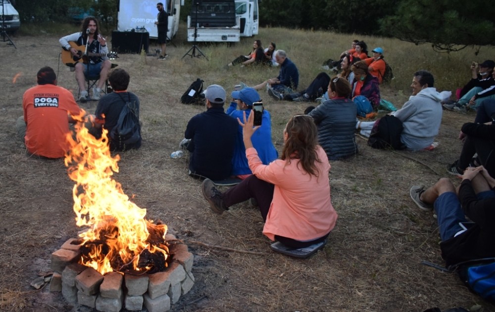 Yürüyüşe katılanlara doğada konser sürprizi Yürüyüşe katılanlara doğada konser sürprizi