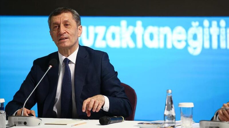 Selçuk, iyi dersler dileğinde bulunduğu öğrencilere, "Lütfen bizim için okuyun,