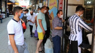 Kurbanı kesen soluğu markette aldı! Ücretsiz olduğunu duyanlar metrelerce kuyruk oluşturdu