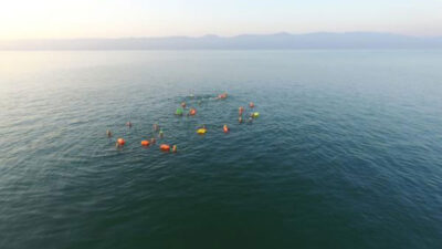 İznik Gölü’nü karşıdan karşıya yüzerek geçtiler