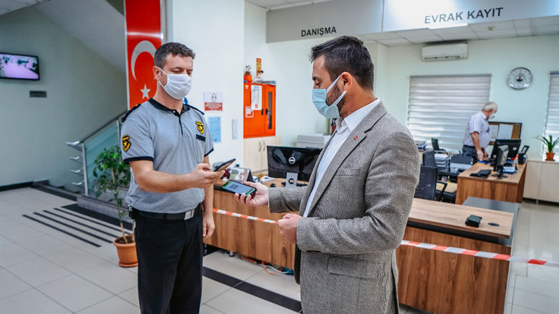 Koronavirüsle mücadele kapsamında alınan önlemleri artıran Kestel Belediyesi, belediye binasına
