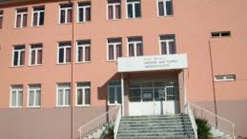 Bursa’da bir okulun bütün öğretmenleri karantinada! Bursa’nın Orhaneli ilçesinde görev yapan 12 öğretmen koronavirüs tedbirleri kapsamında