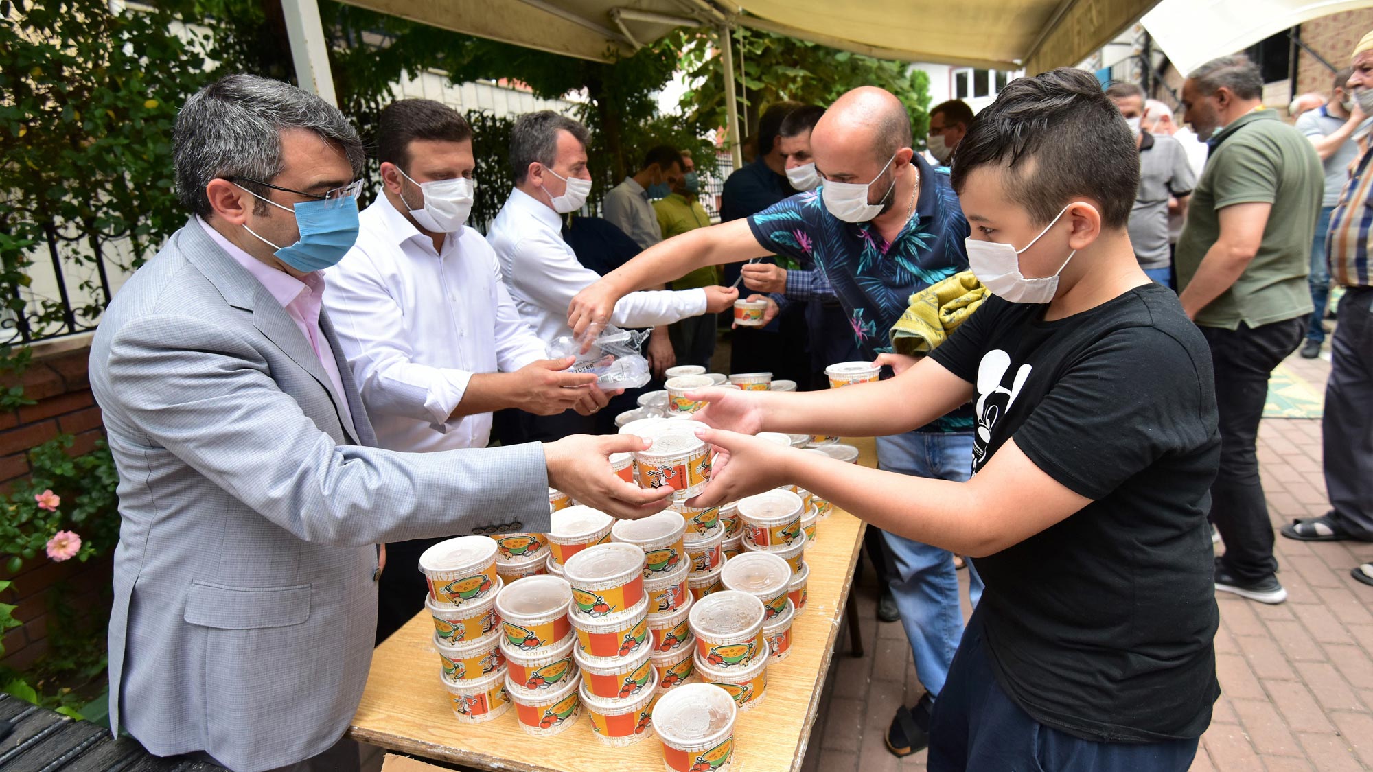 Başkan Yılmaz’dan vatandaşlara aşure ikramı