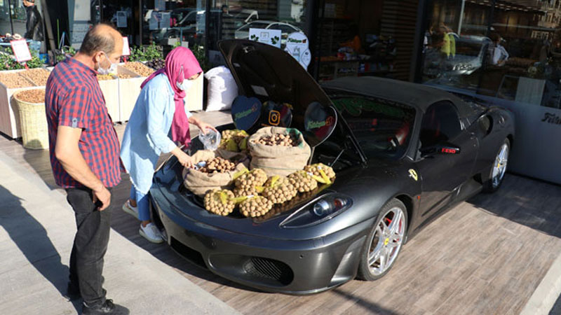 Görenler şaşkına döndü! Lüks otomobilin bagajında…