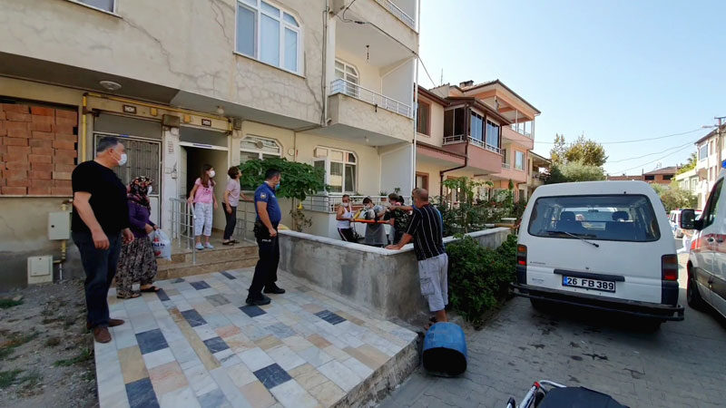 Bursa'nın İznik ilçesinde bir apartmanın ikinci katındaki balkondan düşen kişi