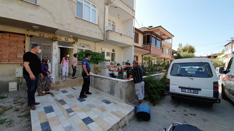 Bursa’da balkondan düşen yaşlı adam yaralandı Bursa’da balkondan düşen yaşlı adam yaralandı