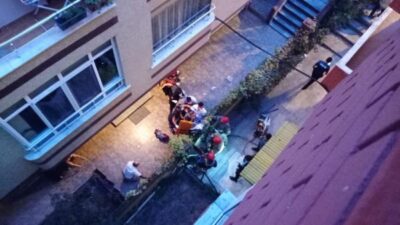 Balkondan düşen yaşlı adama demir korkuluklar saplandı 