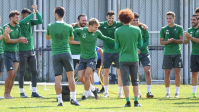 Bursasporlu futbolcular antrenman sonrası dans etti