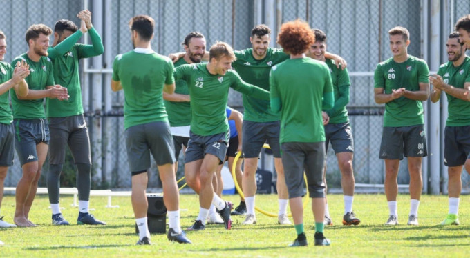 Bursasporlu futbolcular antrenman sonrası dans etti