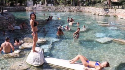 Kleopatra’nın da yüzdüğüne inanılan antik havuza yoğun ilgi…