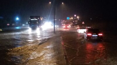 Sağanak yağış sonrası yollar göle döndü
