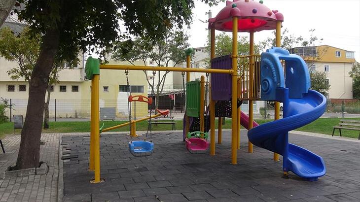 Parkta çocuklara cinsel organını gösterdi! Linçten zabıta kurtardı