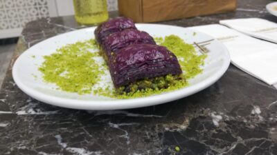 Yoğun talep var! Rengi ve tadıyla klasik baklavadan çok farklı…