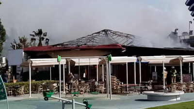 Kafenin çatısı yandı, müşteriler dışarı koştu