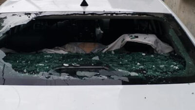 Dolu araç camlarını tuzla buz etti