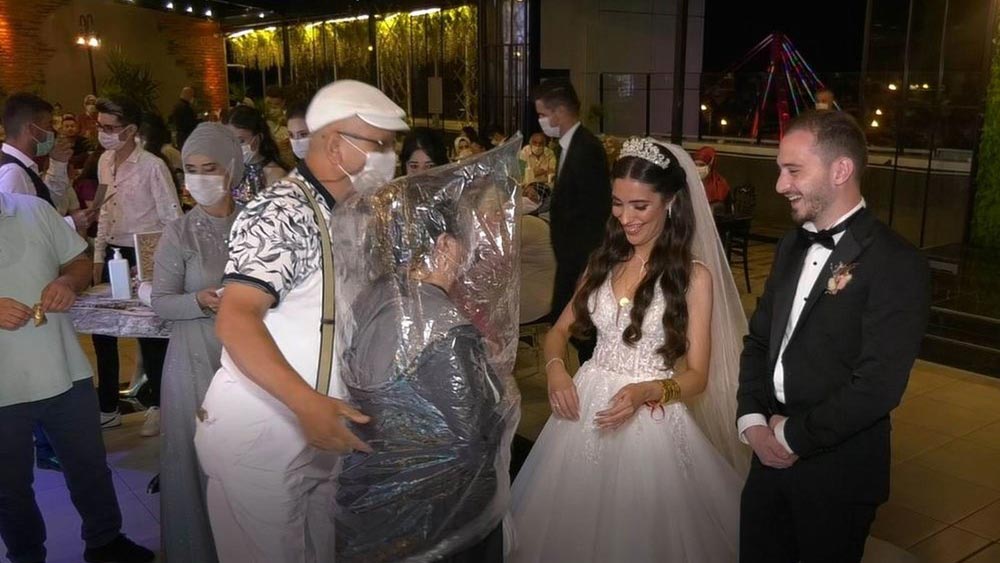 Düğünde görülmemiş önlem: Kafasına poşet geçirip…