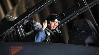 Bakan Akar F-16 kokpitinde