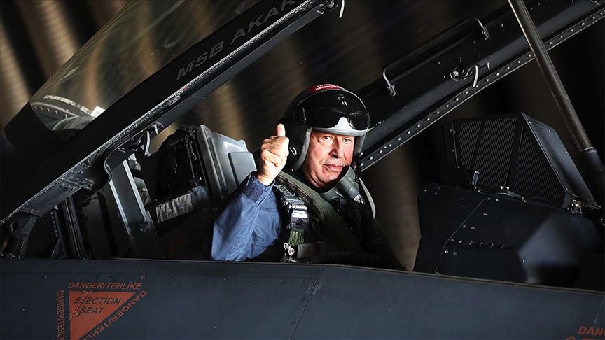 Bakan Akar F-16 kokpitinde