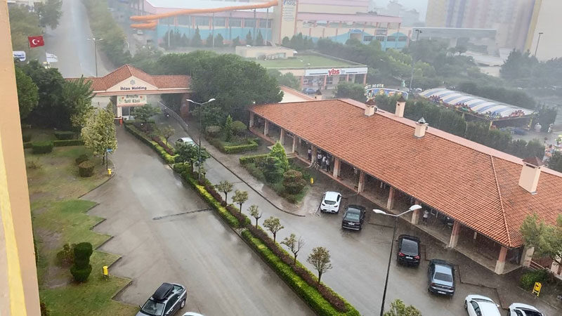 Marmara’da sağanak yağış etkili oldu Bursa ve Yalova’nın kıyı kesimlerinde öğle saatlerinde başlayan gök gürültülü