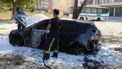 Bursa’da park halindeki otomobil yandı