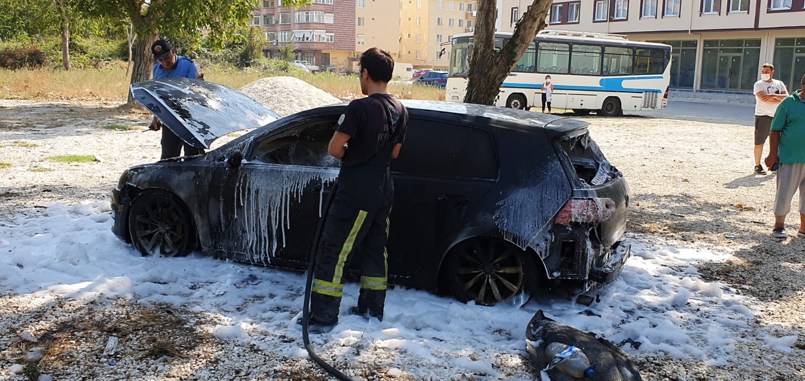 Bursa’da park halindeki otomobil yandı
