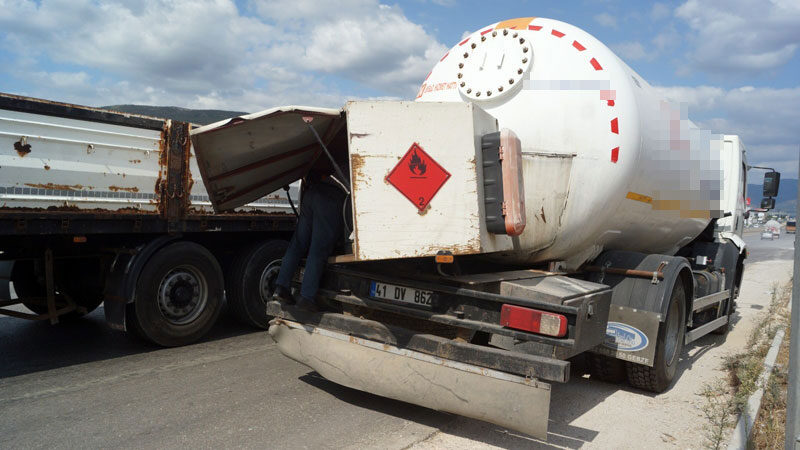 Bursa’da faciadan dönüldü Bursa'da TIR önünde seyir halinde olan LPG tankerine çarptı. Faciadan