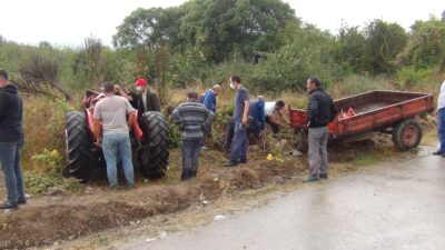 Bursa’da traktör devrildi! Ölü ve yaralılar var