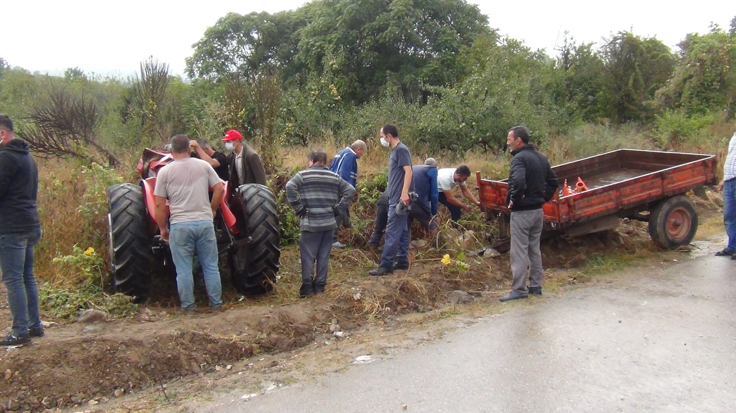 Bursa’da traktör devrildi! Ölü ve yaralılar var