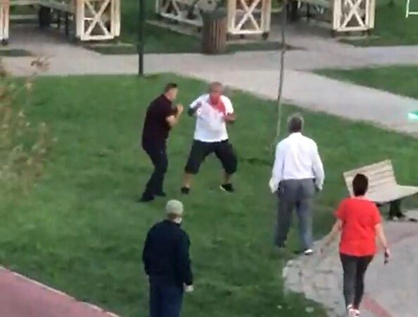 Bursa’da çimlere basma kavgası Bursa’nın Mustafakemalpaşa ilçesindeki bir parkta çocukların çimlere basması üzerine başlayan