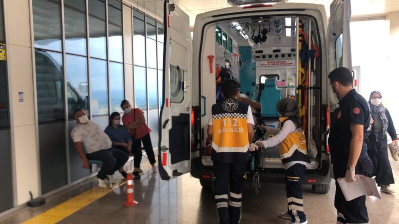 Bursa’da kamyon, çarptığı otomobili metrelerce sürükledi Bursa'nın Orhangazi ilçesinde, hafriyat kamyonu, önünde giden otomobile çarparak 150