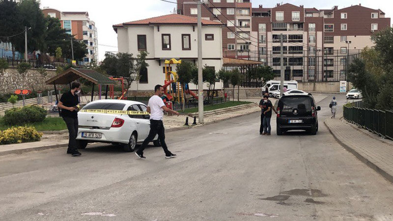 Bursa’da sokak ortasında dehşet Bursa'da alkollü olduğu iddia edilen bir kişi, eşini silahla ağır